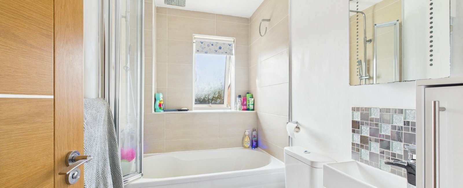 https://b648d7e2ad9240229508-052cc51e0dabffd716f7be11da587437.ssl.cf3.rackcdn.com/property_image.1600cm653.v1/for-sale/Brookthorpe-Close-Tuffley-Gloucester-GL4/22064/22064_8b3b727d32cf4b0daf7b6ccf3354cfcd.jpg